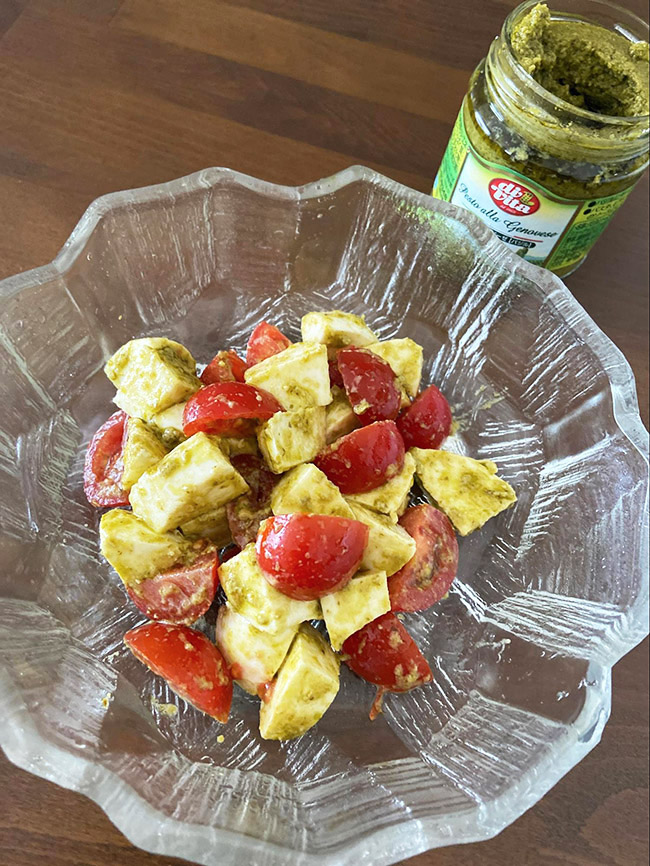 トマトとモッツァレラチーズのカプレーゼ風サラダ