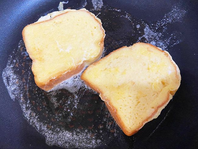 フライパンを熱してバターを溶かし、浸したパンを焼く