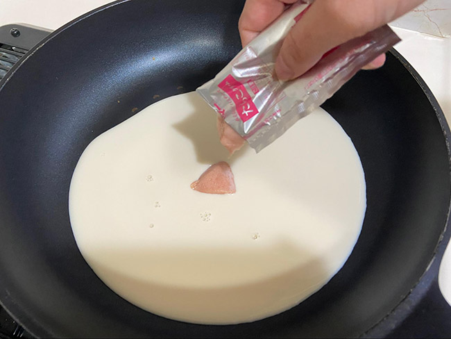 フライパンの豆乳のところへタラコパスタソースを加えます。
