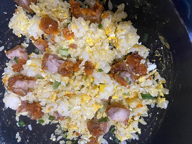 ご飯、卵、鶏排、刻みネギを炒める