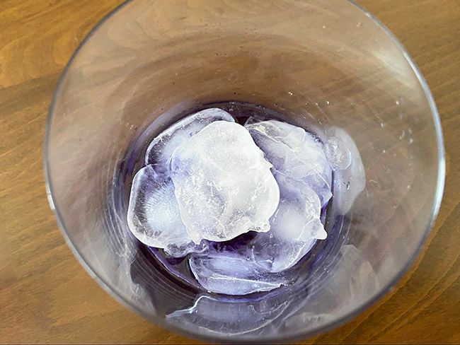先にバタフライピーシロップをグラスに入れて、氷で蓋をする