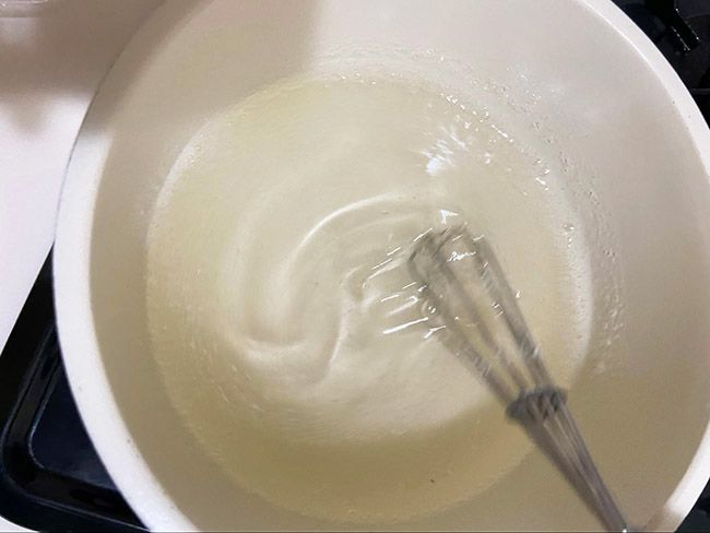 お鍋に水200㎖と粉寒天4ｇを入れて、沸騰させて溶かしていきます
