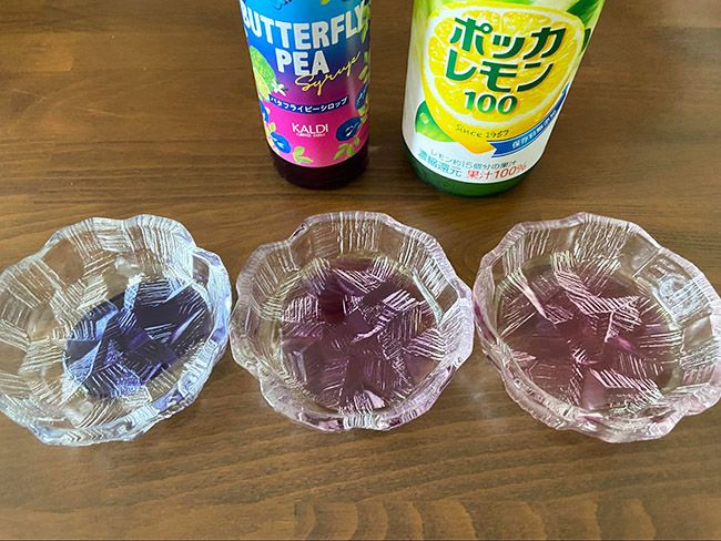 3つの容器にバタフライピーシロップを入れて、レモン汁を入れる量を変えて色の変化を見ていきます