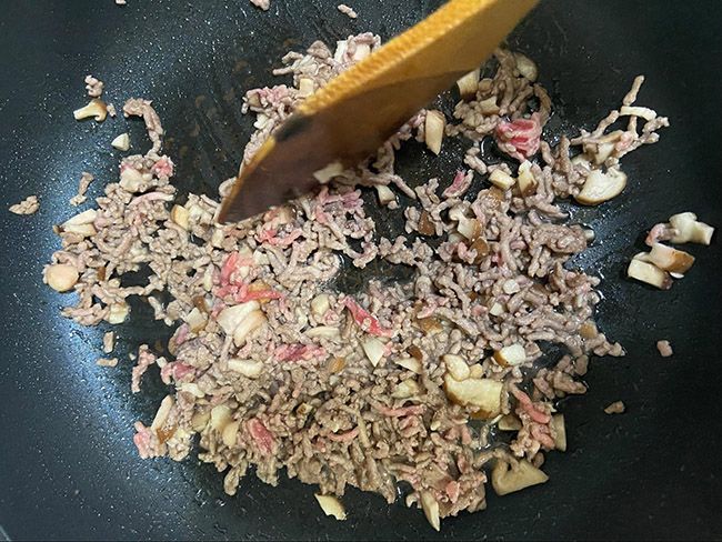 ひき肉、椎茸を刻んだものをよく炒めます