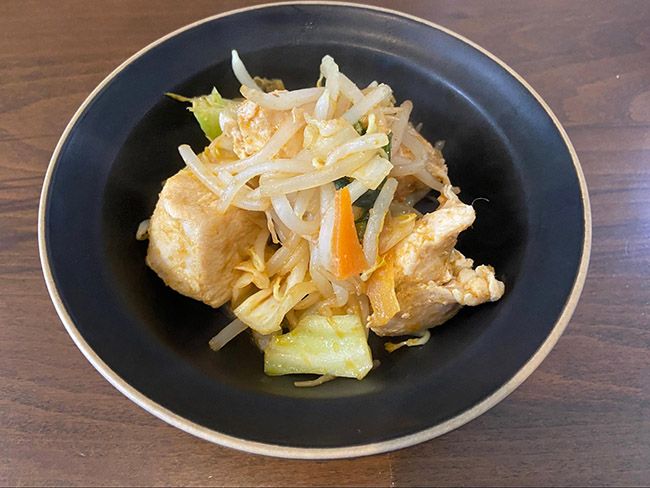味付けは『トムヤムクン鍋・スープの素』のみで、タイ風のチキン野菜炒めが出来上がりました