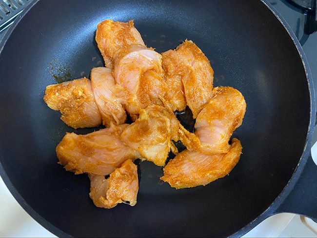 鶏肉を食べやすい大きさにカットして、トムヤムクン鍋・スープの素を絡めて焼きます