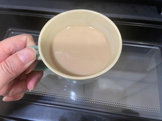 カップにカフェオレベースと、3〜4倍の量の牛乳を入れて電子レンジで温めます