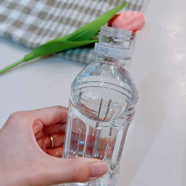 ①ペットボトルに水をいれます。
