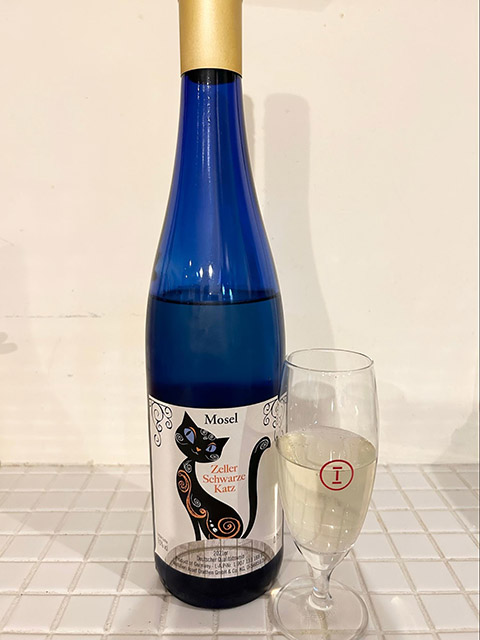 猫のボトルのワインの名前は『ジョゼフ・ドラーテン　ツェラー・シュヴァルツェ・カッツ』