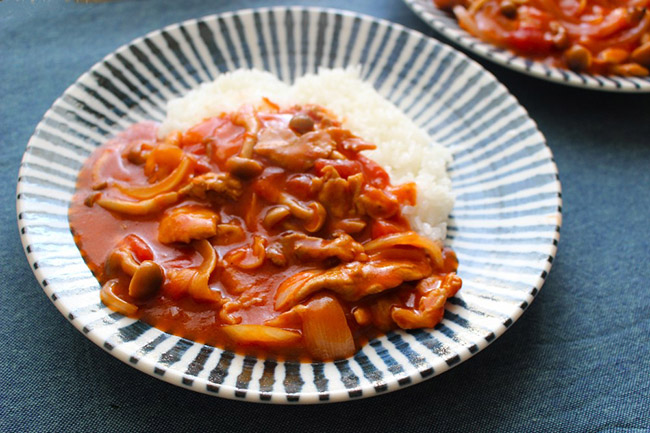 フライパンで簡単調理！トマト缶と豚こま肉で作る「ハヤシライス」