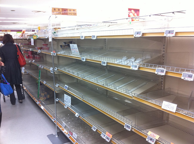 東日本大震災後のスーパーの陳列棚は品薄状態が続いた