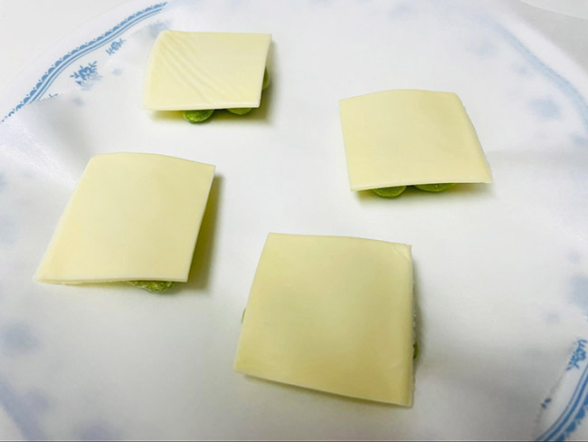 4等分にカットしたチーズを、それぞれの上にのせる